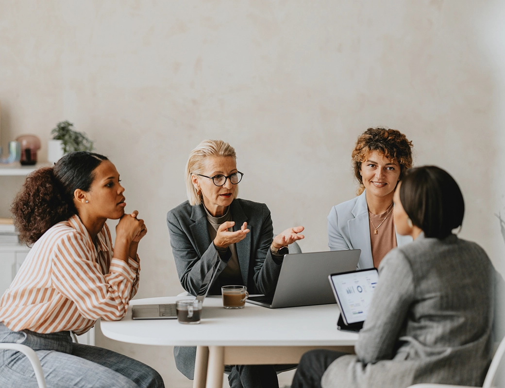 Offenes Büro mit Menschen, die an Computern arbeiten
