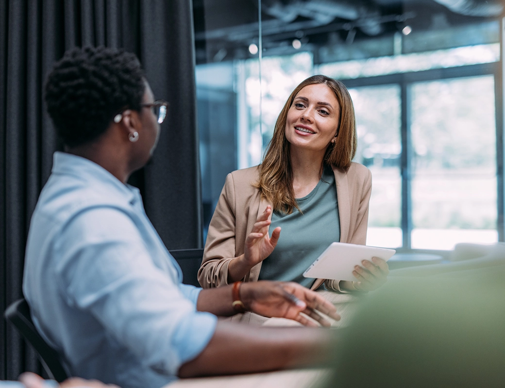 Produktivität im Büro, fokussiertes Arbeiten am Computer zu Lohnabrechnungsverlauf