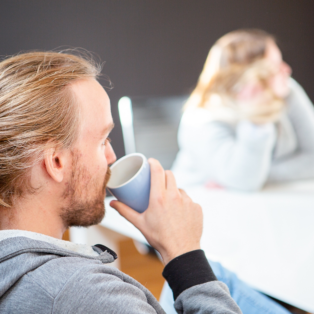 Gespräch über Baulohn und Abrechnung in entspannter Atmosphäre