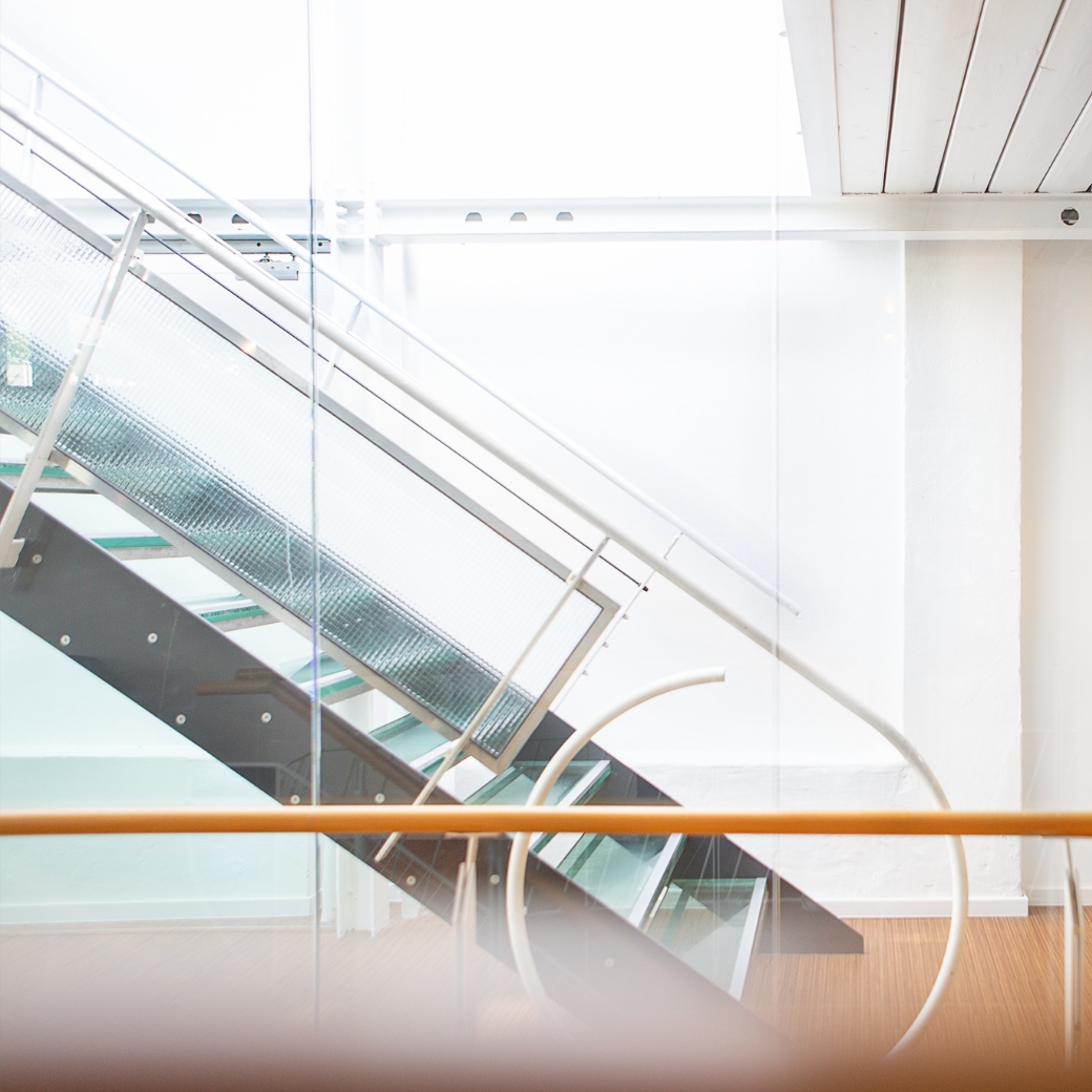 Moderne Treppe führt nach oben in ein helles Büro