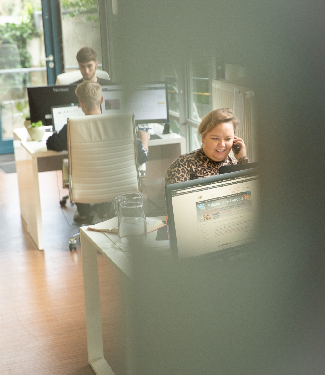 Teamarbeit mit Fokus auf Baulohn-Abrechnung im Büro