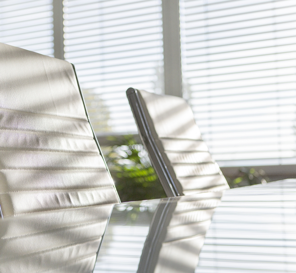 Moderne Büroumgebung für Baulohn-Abrechnungsgespräche