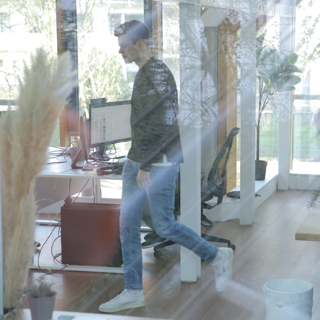 Modernes Büro, konzentriert auf Bau-Lohn und Organisation