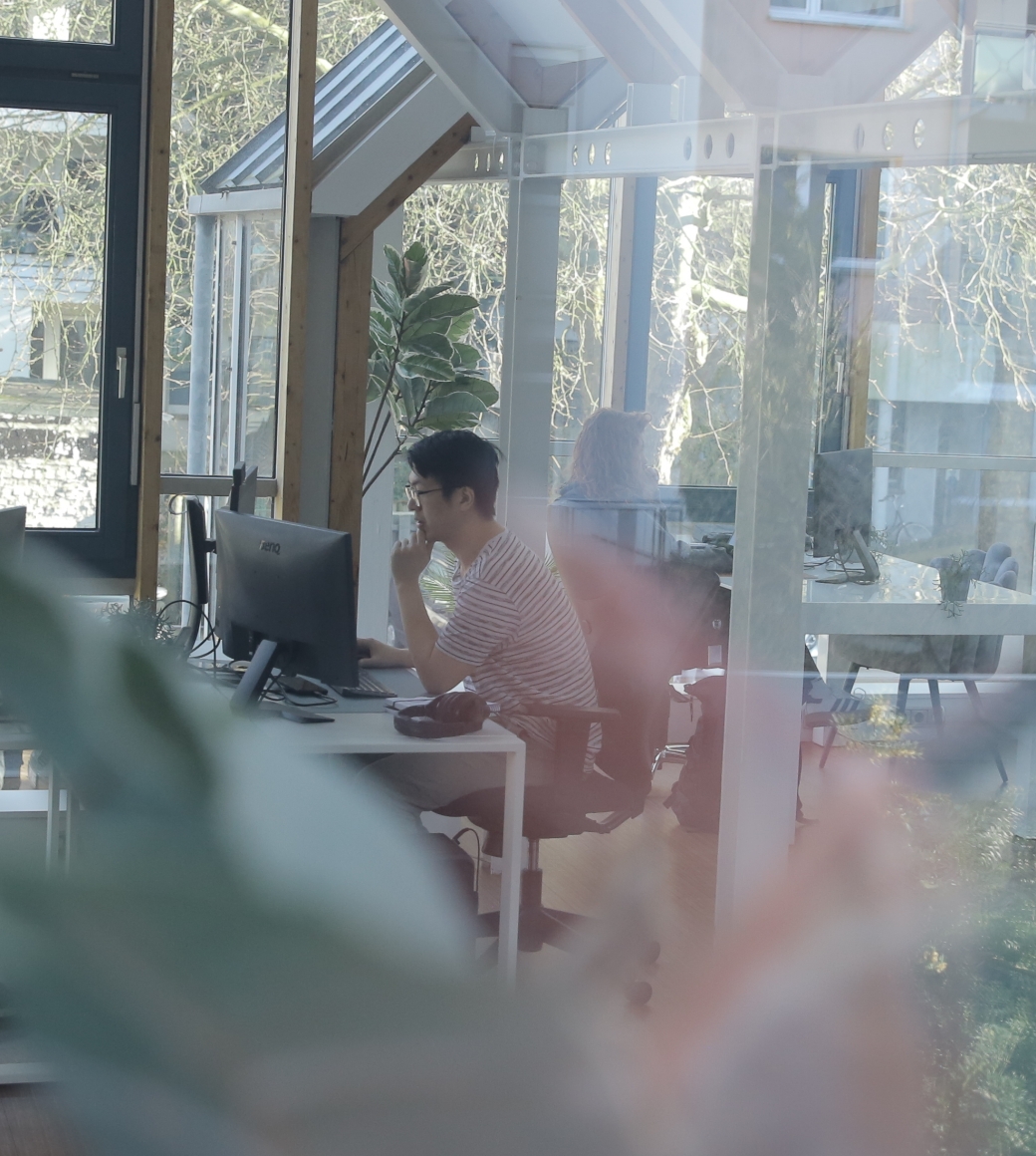 Büroumgebung mit Fokus auf Mitarbeiter, der sich mit Baulohn für Gewerke beschäftigt