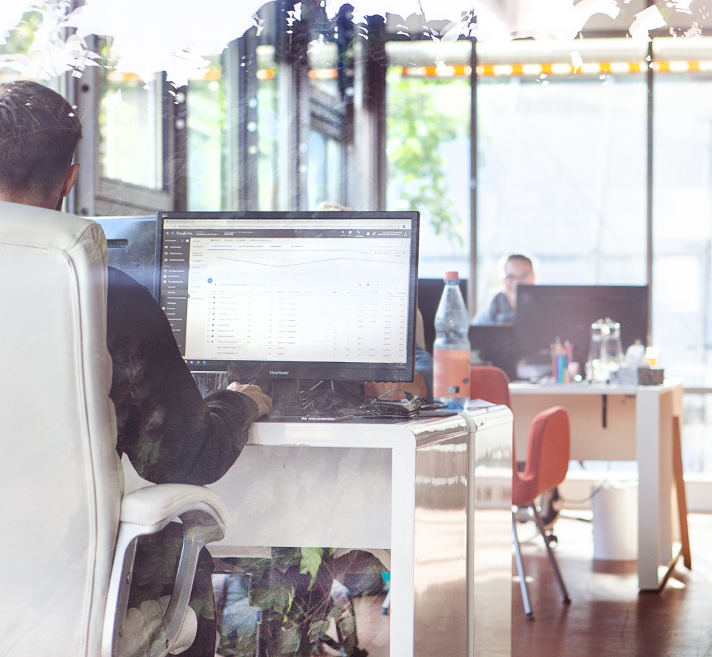 Büroumgebung mit Mitarbeitern, die sich mit Baulohn für Gewerke beschäftigen