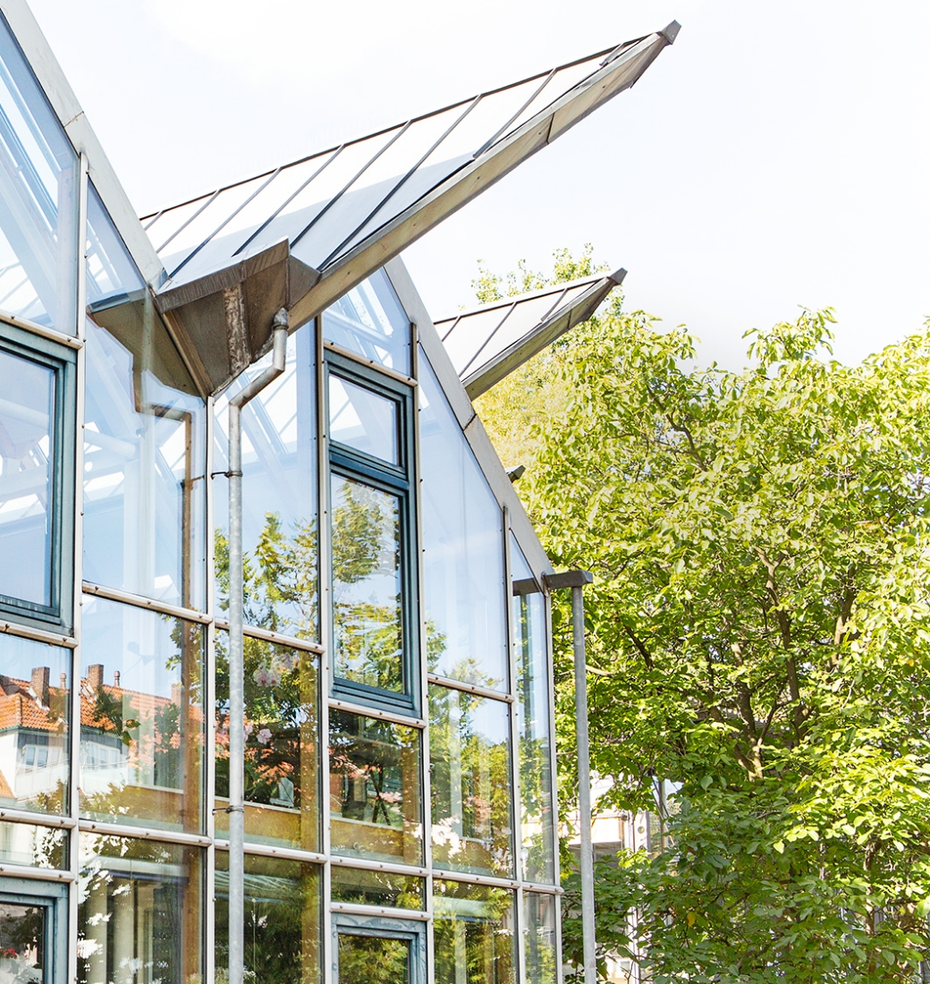 Gläsernes Bürogebäude der Lohnhelden