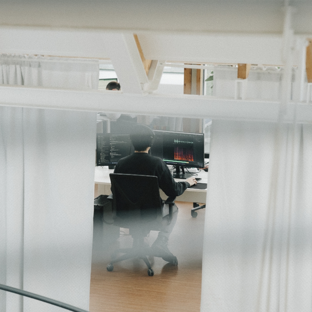 Datenanalyse und Controlling am Arbeitsplatz mit mehreren Monitoren