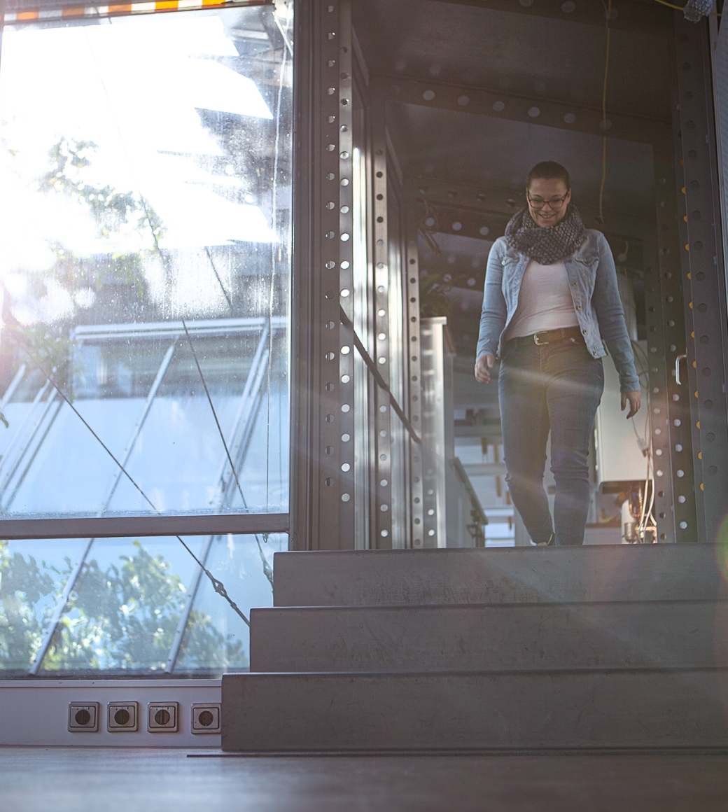 Moderne Entgeltabrechnung in einem hellen Arbeitsumfeld