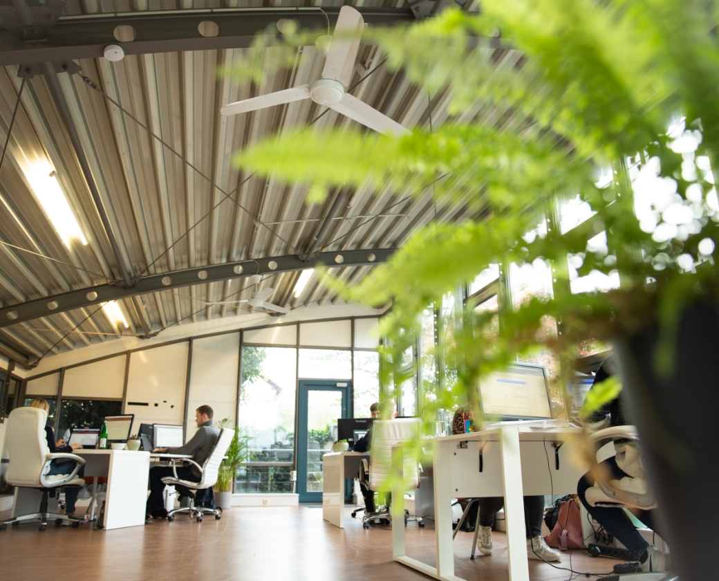 Moderne Büroumgebung mit Fokus auf Entgeltabrechnung