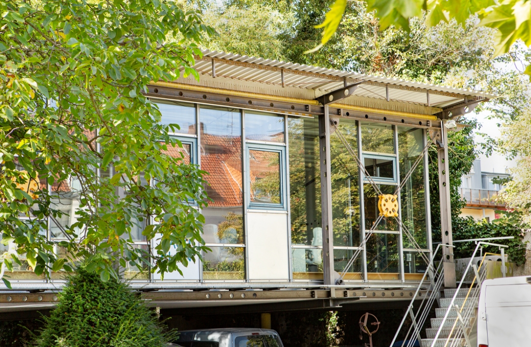 Moderne Architektur für effektive Arbeitsumgebungen und Gehaltsabrechnung