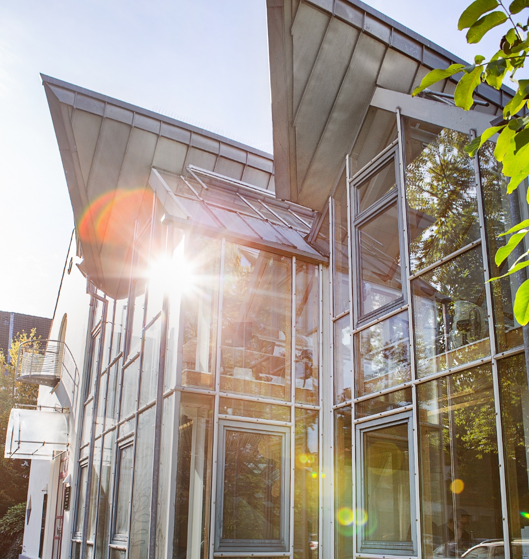 Modernes Gebäude mit viel Licht und Glasfläche