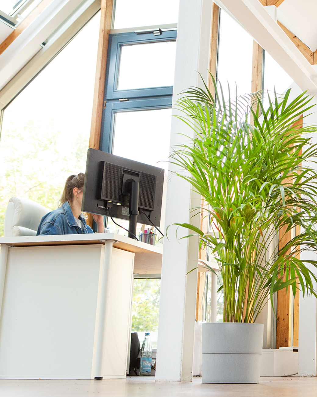 Moderne Arbeitsumgebung mit Fokus auf Gehaltsabrechnung