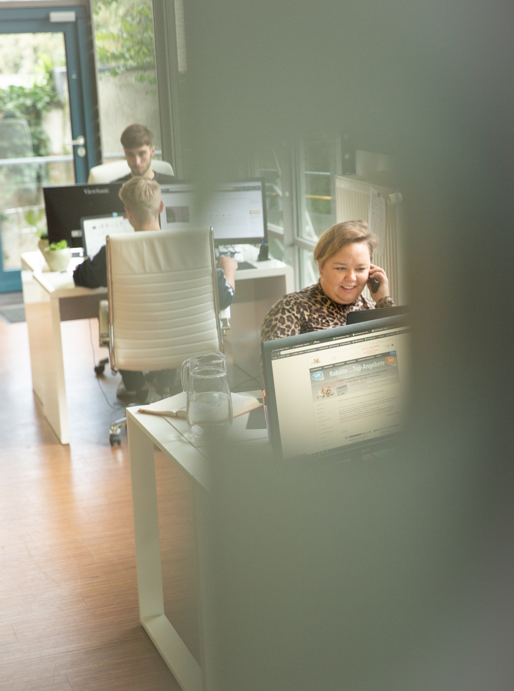 Büroszene mit Fokus auf Gehaltsabrechnung und Mitarbeiterkommunikation