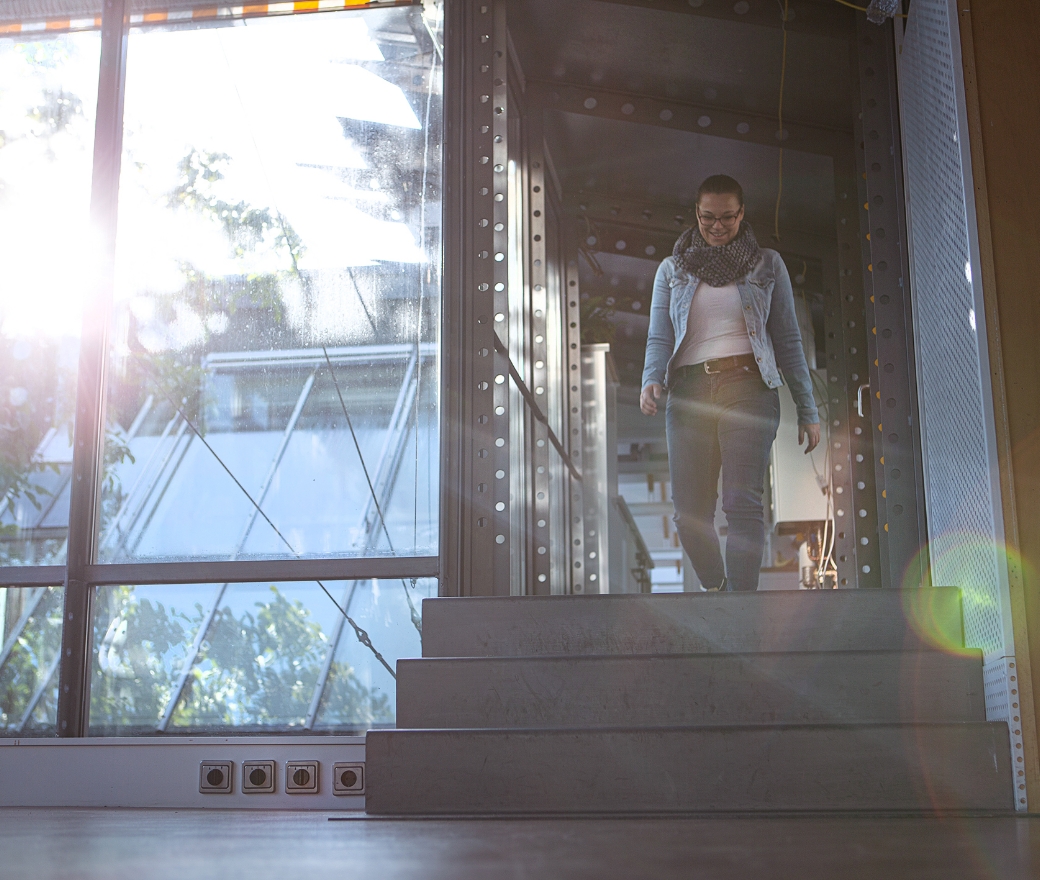 Beruflicher Alltag mit Fokus auf Gehaltsabrechnung