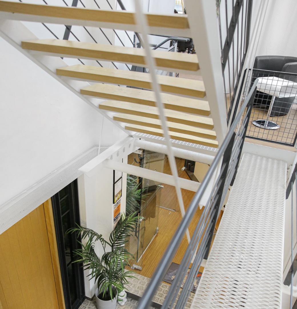 Moderne Treppe in einem zeitgemäßen Arbeitsplatzambiente