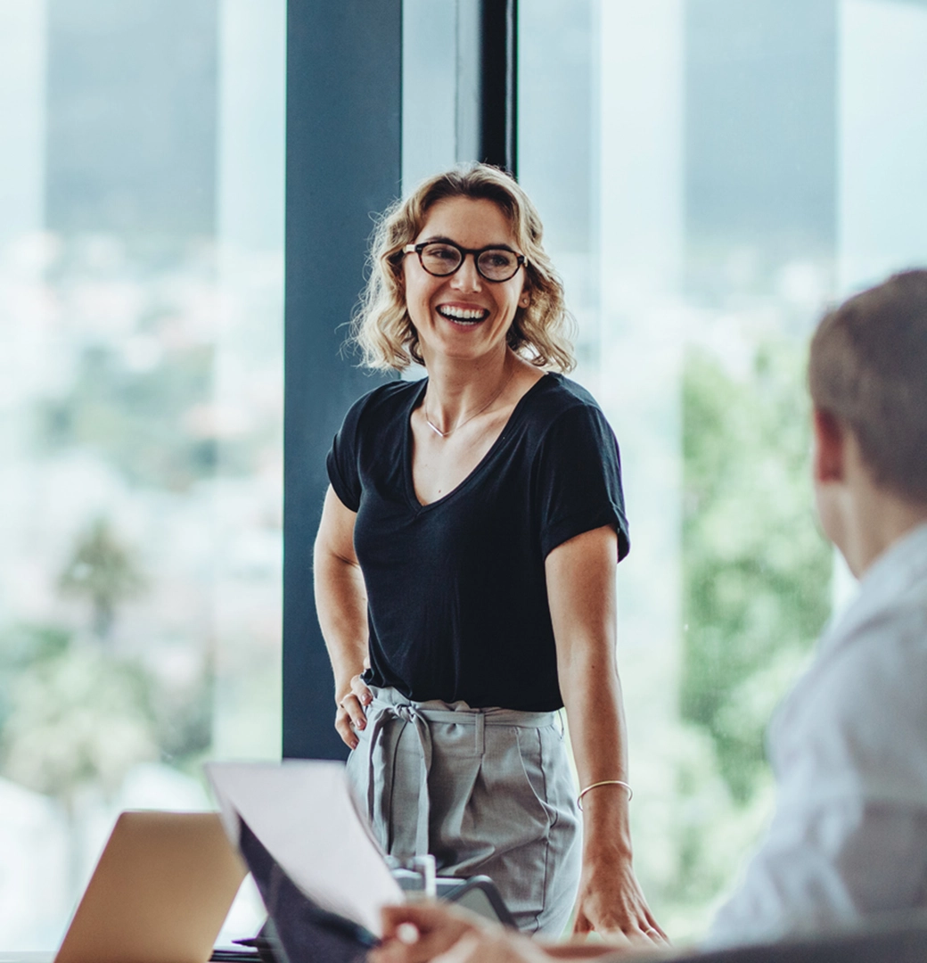 Geringfügige Beschäftigung: Arbeiten am Computer im Büro.