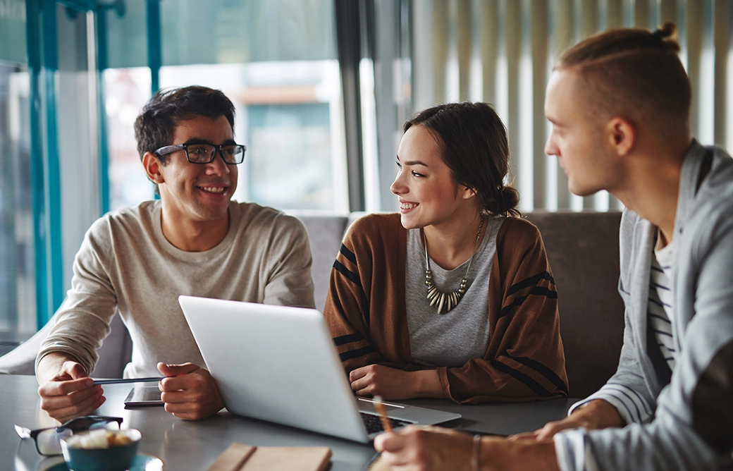 Moderne Büroumgebung fördert effizientes Arbeiten im Bereich der online Lohnabrechnungen