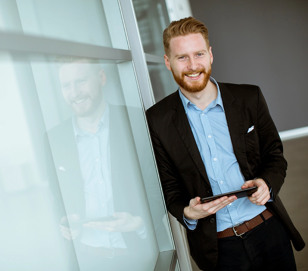 Moderne Büroumgebung fördert effiziente online Lohnabrechnung