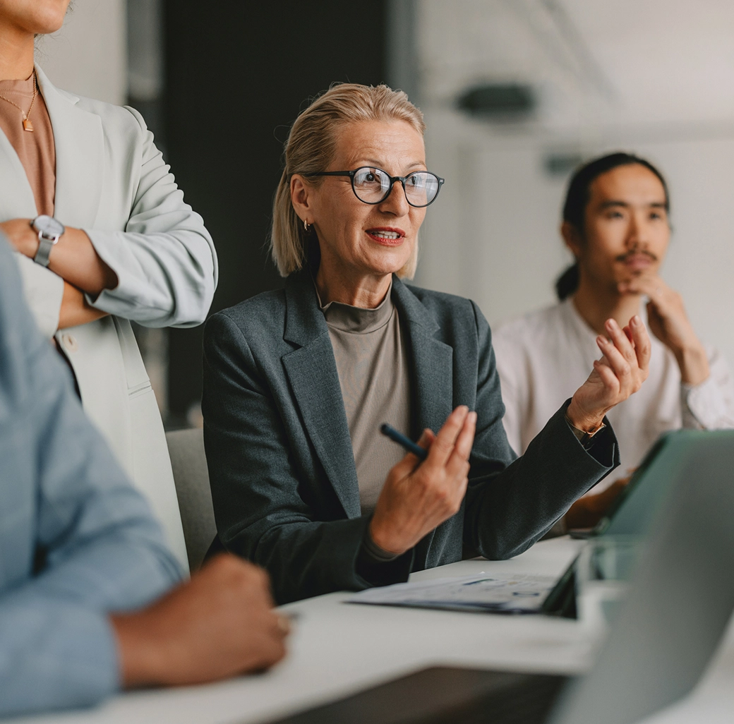 Moderne Büroumgebung fördert produktive Zusammenarbeit und Kommunikation