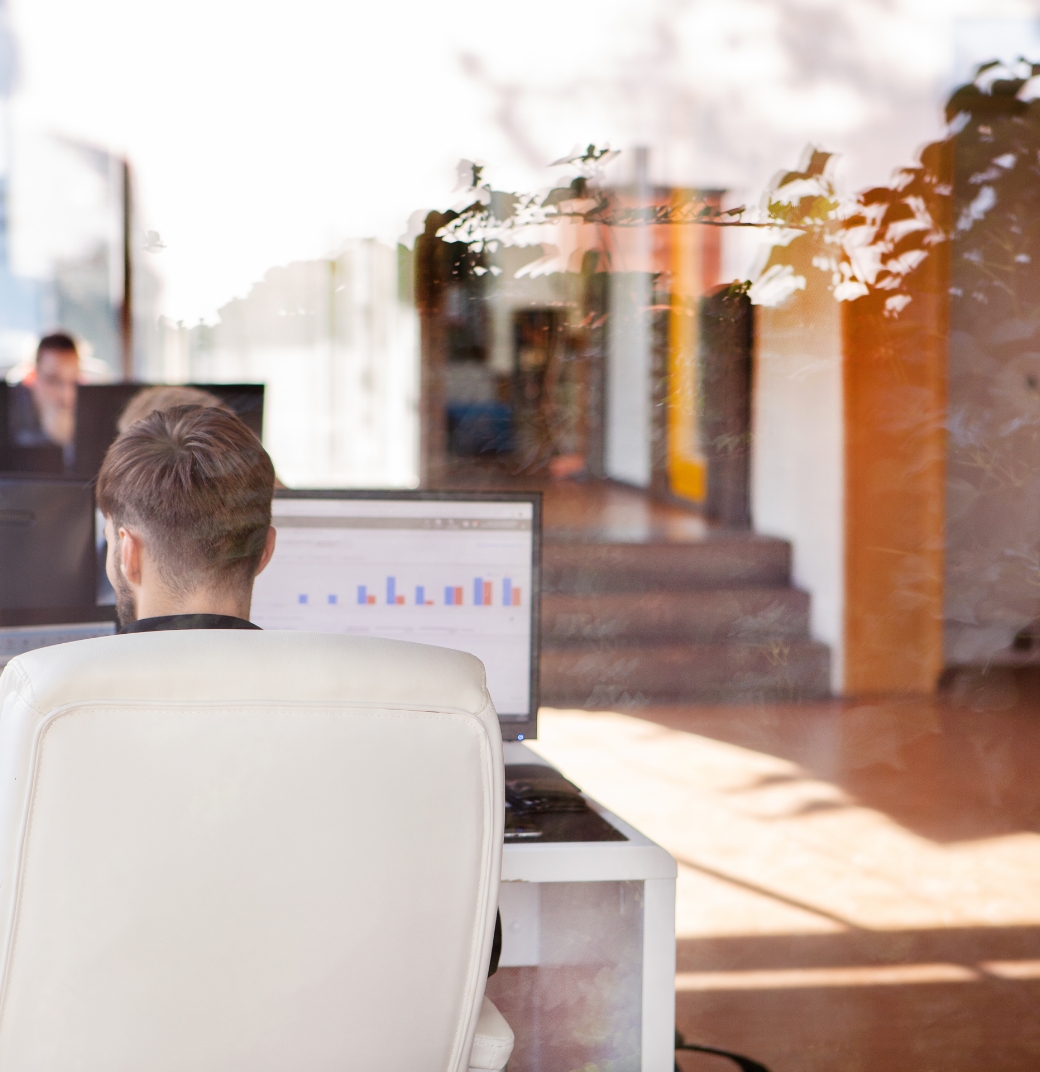 Lohn- und Gehaltsabrechnung wird am Computer bearbeitet