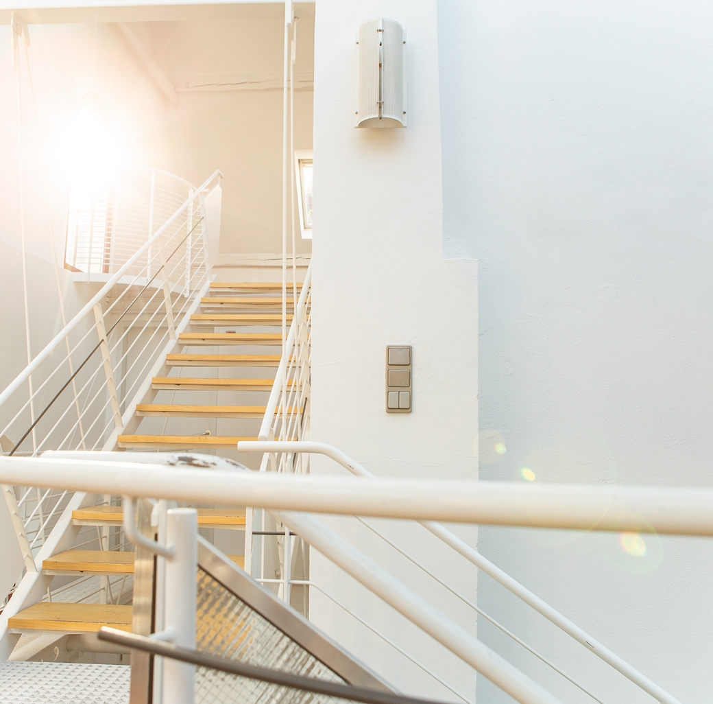 Treppe in einem hellen Gebäude mit Sonnenlicht in moderne Umgebung