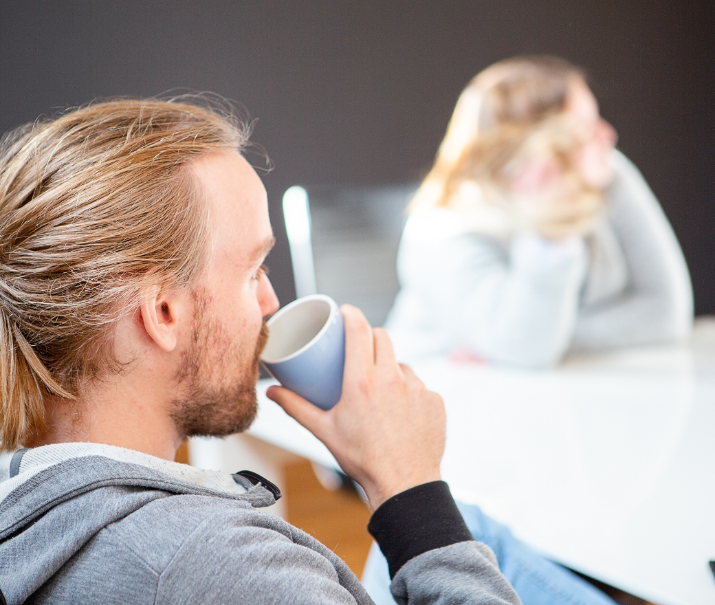 Gespräch über die Erstellung von Lohnabrechnungen beim Kaffee