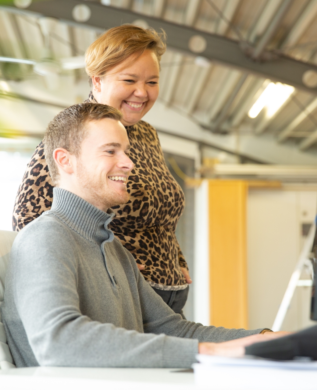 Zusammenarbeit bei der Lohnabrechnung im Büro