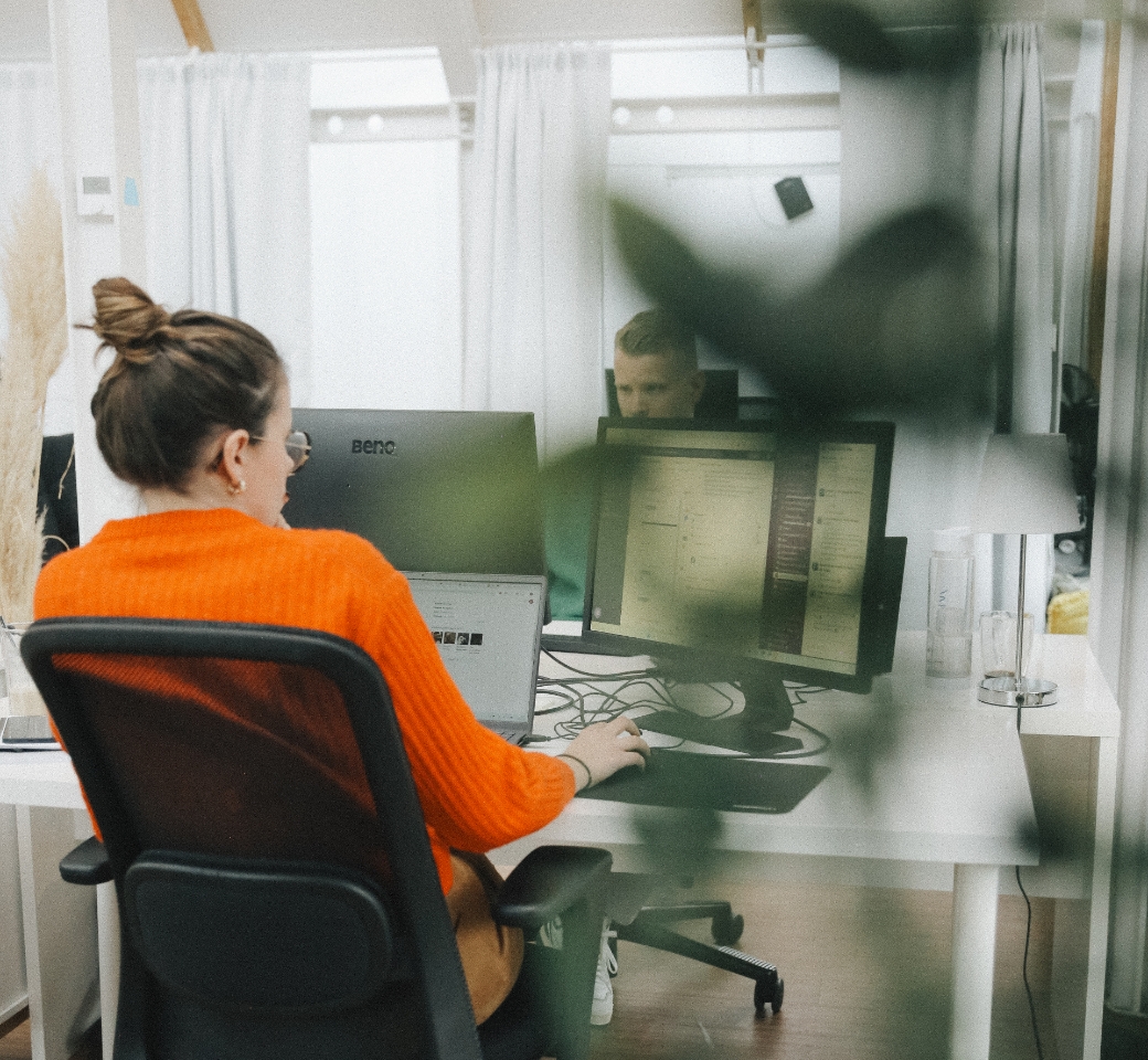 Lohnabrechnung erfolgt in einem modernen Büro