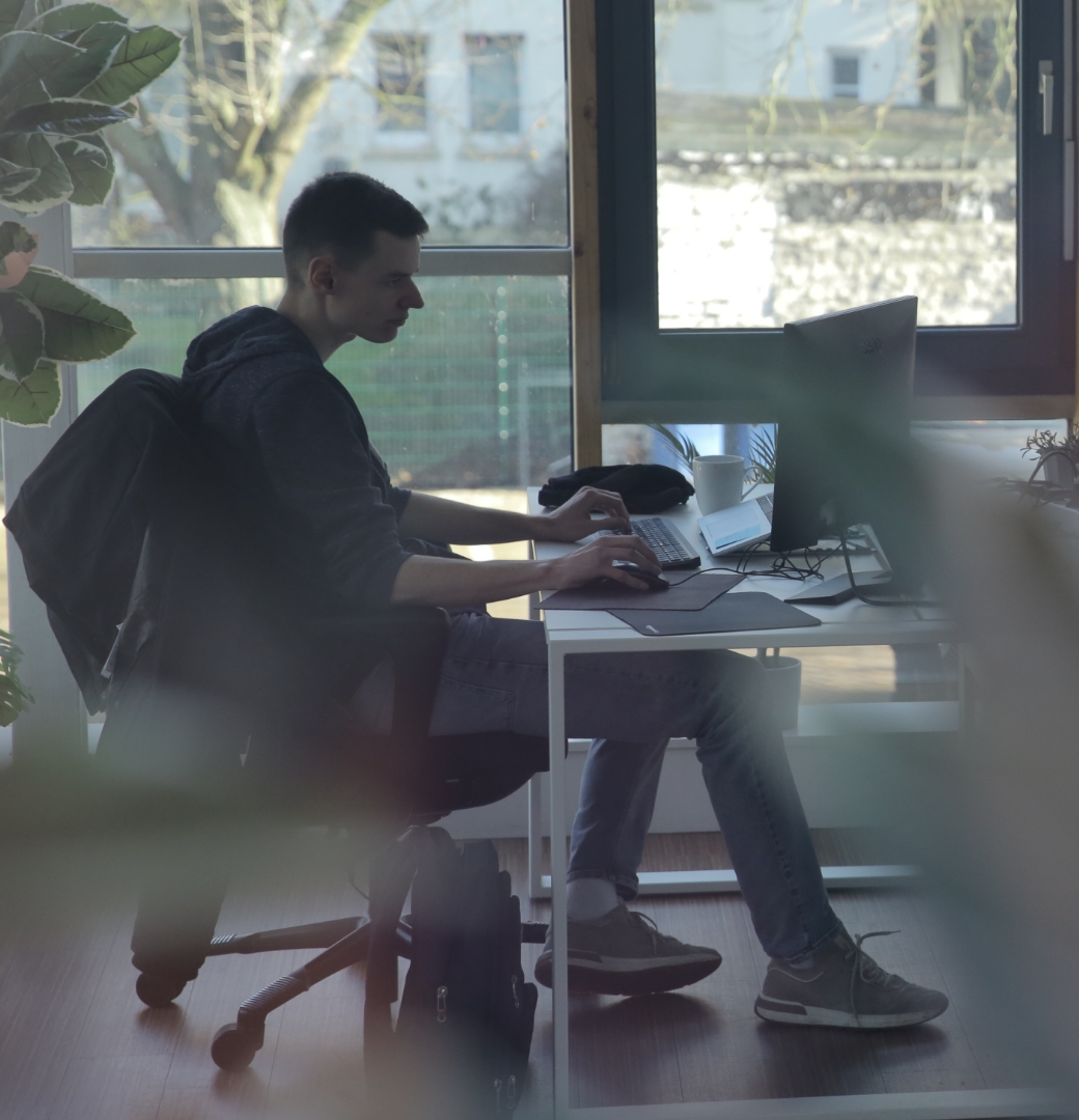 Mitarbeiter arbeitet im ruhigen Büroumfeld für Lohnabrechnung