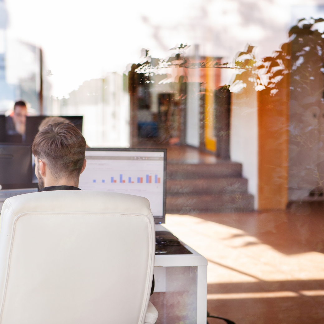 Lohnbuchhaltung wird am Computer analysiert und bearbeitet