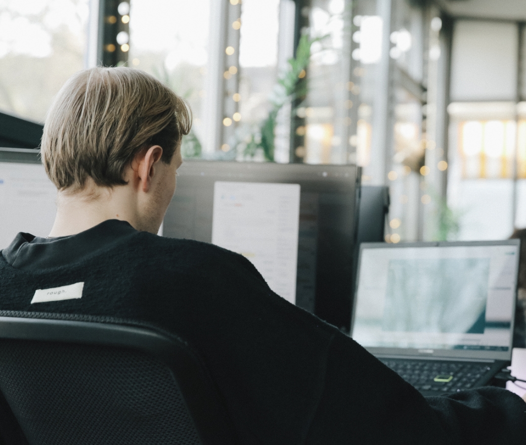 Lohnbuchhaltung erfordert konzentriertes Arbeiten am Computer