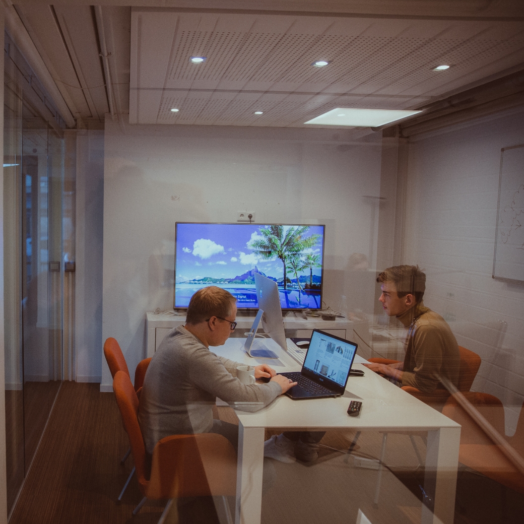 Lohnbuchhaltung durch Teamarbeit in modernem Büroumfeld