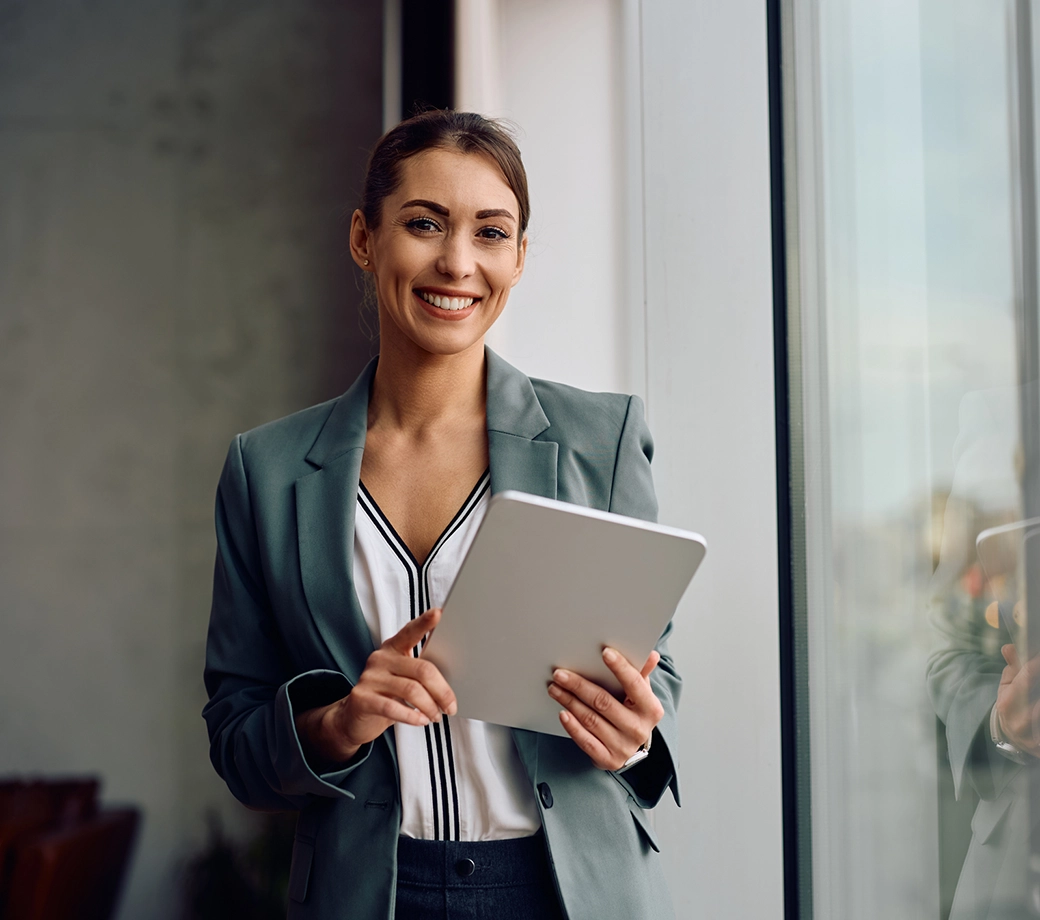 Schatten eines Menschen auf Holzboden durch Sonnenlicht erhellt