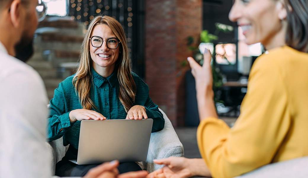 Moderne Büroumgebung fördert effiziente Steuer-ID-Beantragung
