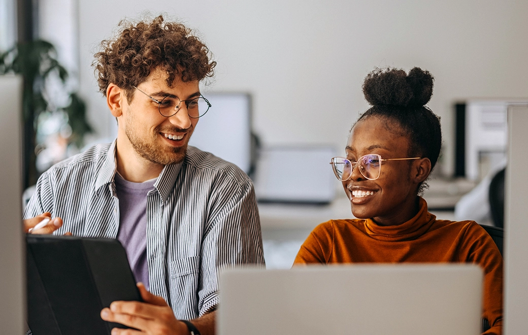 Treppe aus Glas führt in hellen, modernen Büroraum