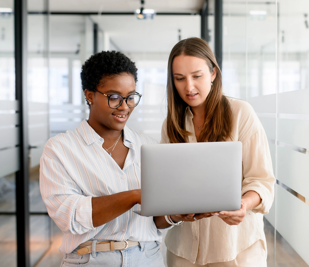 Moderne Büroumgebung mit Fokus auf Steuer-ID-Beantragung