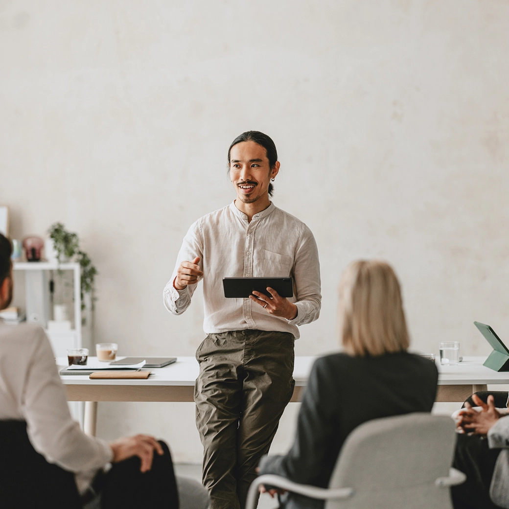 Steuerberatung im modernen Büro mit aktiver Kommunikation