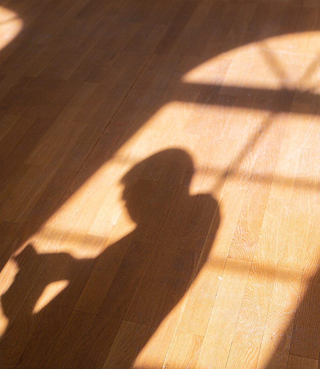 Schattenfigur auf Holzfußboden durch Sonnenlicht beleuchtet