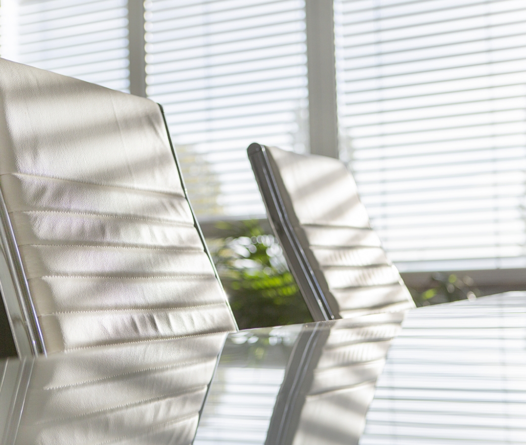 Stühle reflektieren Sonnenlicht im modernen, hellen Büroraum