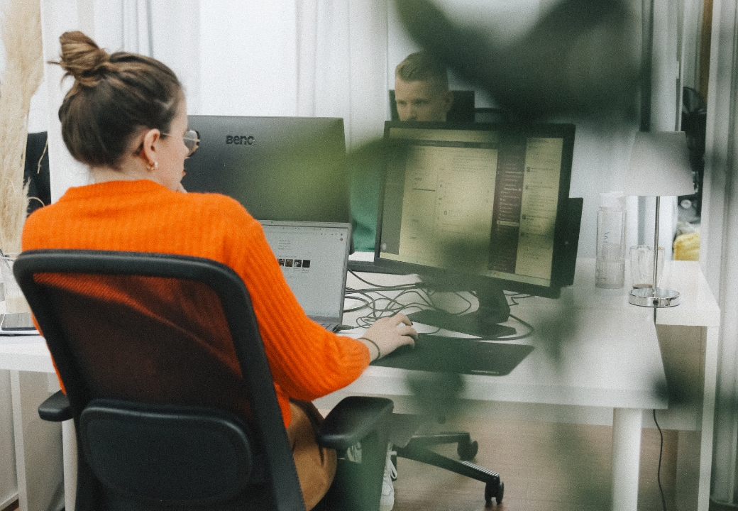 Steuerberatung im modernen Büro mit Technik und Kommunikation