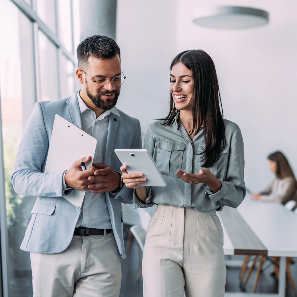 Arbeiten im Büro während Steuerklassenanpassungen geprüft werden