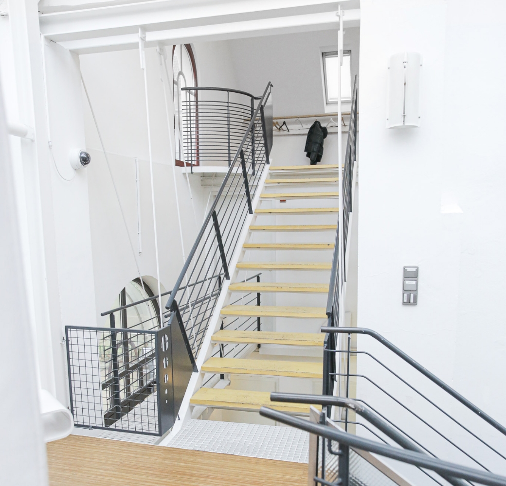 Treppe aus Holz und Metall in einem modernen Gebäude