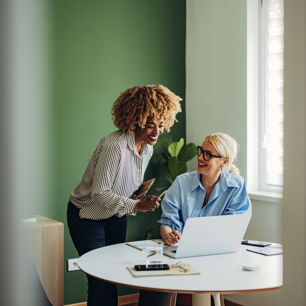 Person arbeitet am Computer in einem modernen Büro an Urlaubsgeld-Berechnungen