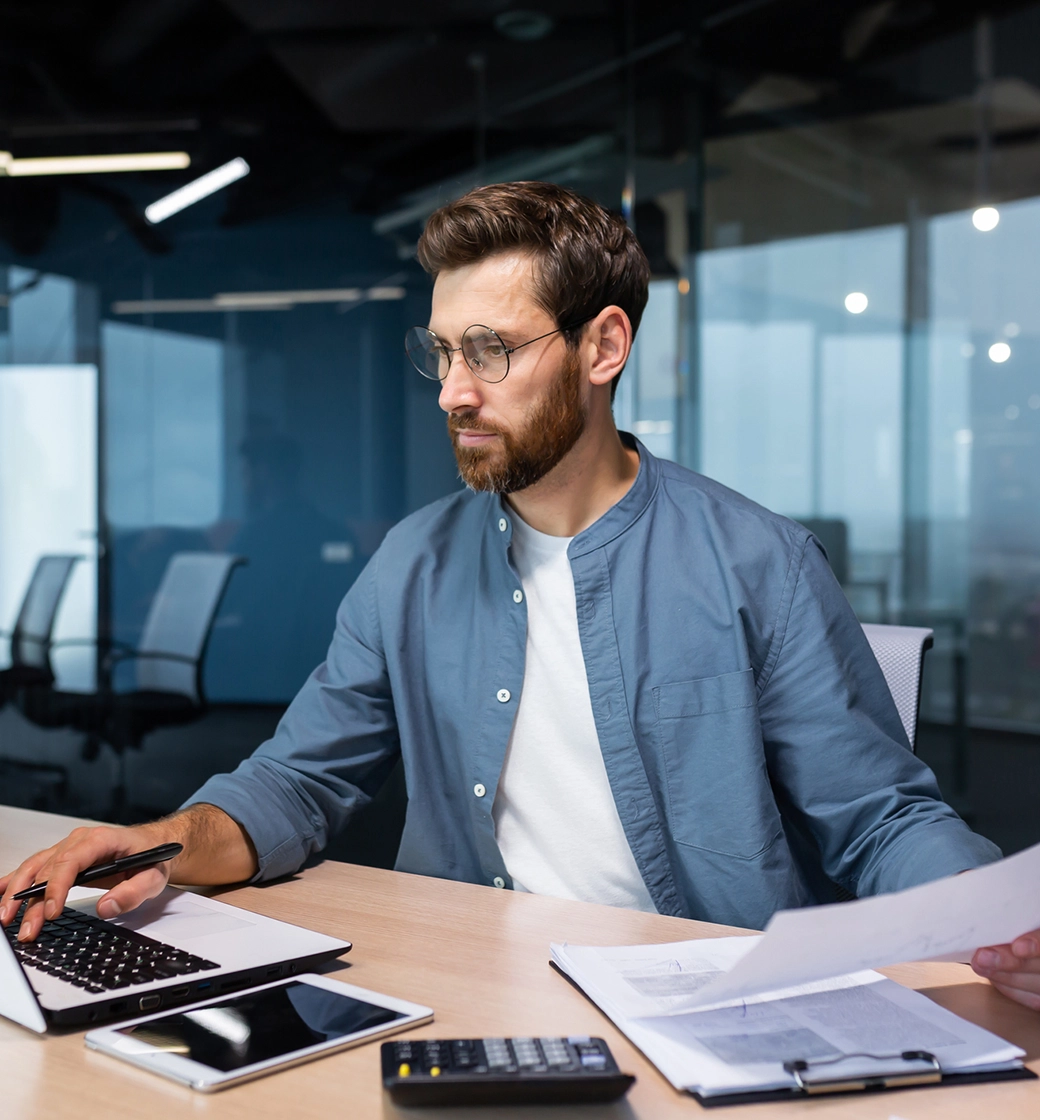 Modernes Gebäude, Sonnenschein, große Glasfassaden im grünen Umfeld
