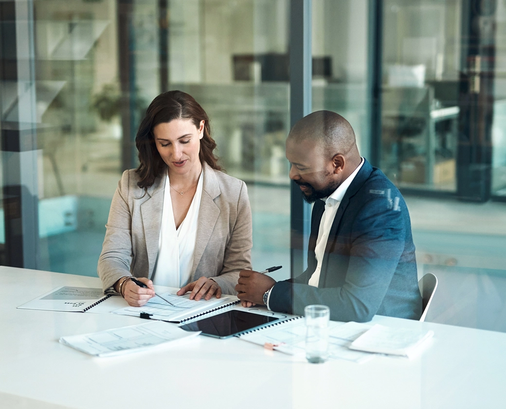 Zusammenarbeit im Büro für Weihnachtsgeld-Planung