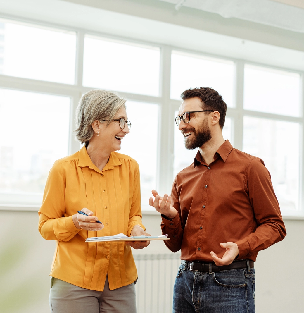 Mitarbeiterin arbeitet am Computer in modernem Büro mit Schrägdach