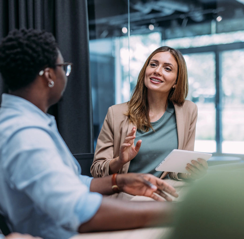 Mann arbeitet am Computer in modernem Büro