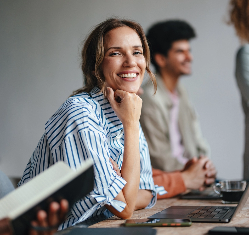 Stahlseil hängt vor sonnendurchflutetem Hintergrund an Gebäudeecke