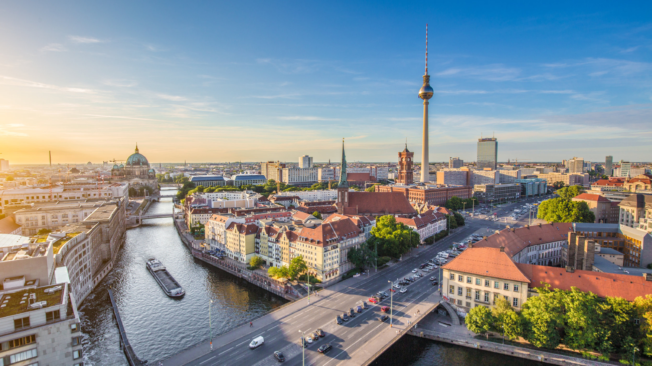 Lohnabrechnung Berlin: Bild zeigt Skyline, Fernsehturm und einen Fluss