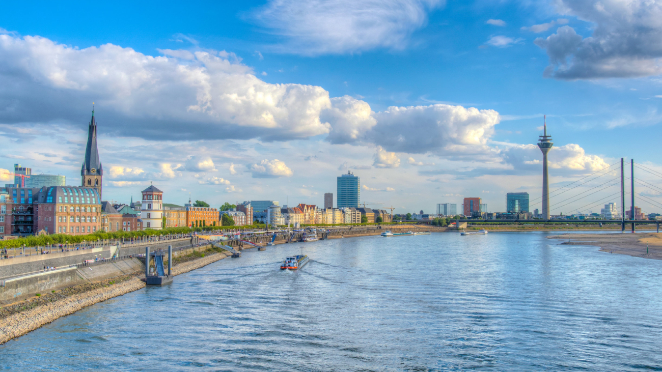 Lohnabrechnung Düsseldorf: Malerische Skyline am Rhein